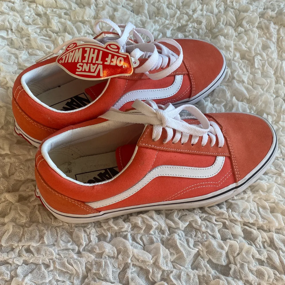 Vans i originalmodellen, aprikos/orange färg! Prislapp sitter kvar, endast prövade ett par gånger! . Skor.