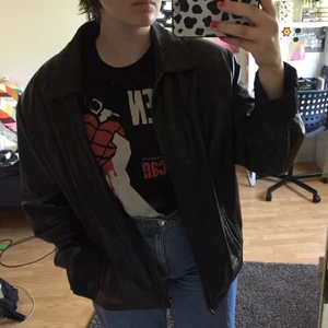 Skinnjacka  - En skinnjacka med axelpuffar i storlek M. Något oversize. Pris kan diskuteras! 