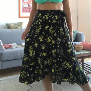 Omlottkjol från bikbok - säljer denna omlottkjolen från bikbok som är ganska använd men fortfarande fin i skick. Storlek S men passar nog både xs o m då den går att spänna till lite med bandet man knyter med.