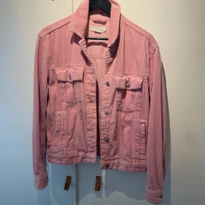 Rosa manchesterjacka  - Jacka från H&M i storlek 40 men ganska liten i storleken. Sparsamt använd. 