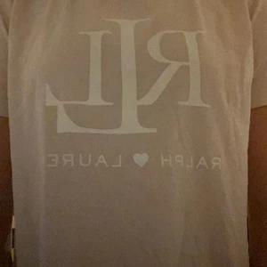 Ralph Lauren t-shirt - Säljer denna Ralph lauren t-shirt då denn inte riktigt är min stil. Använd fåtal gånger och är som helt ny. 