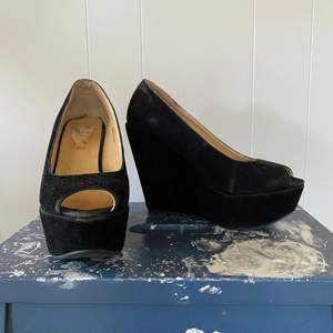 Två par olika klackskor. Svarta skorna storlek 39 ca 13 cm höga. Beiga skorna storlek 40 ca 12 cm höga. Kan skickas men då står man för frakten själv.