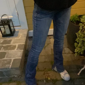 Bootcut jeans - Säljer ett par av mina favvo jeans som tyvärr inte kommer till användning. Dem är från crocker och i toppskick. Dem är i storlek 27 vilket passar mig som vanligtvis har strlk s. 