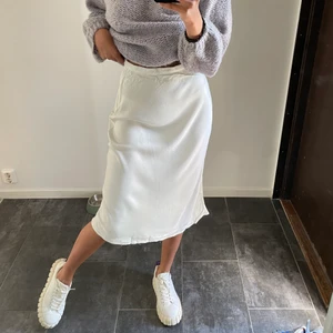 Kjol - Säljer denna superfina och bekväma kjol från Zara i storlek 34. Kjolen är i mycket bra skick då den bara använts ett fåtal gånger💕 Pris: 150 + frakt. 