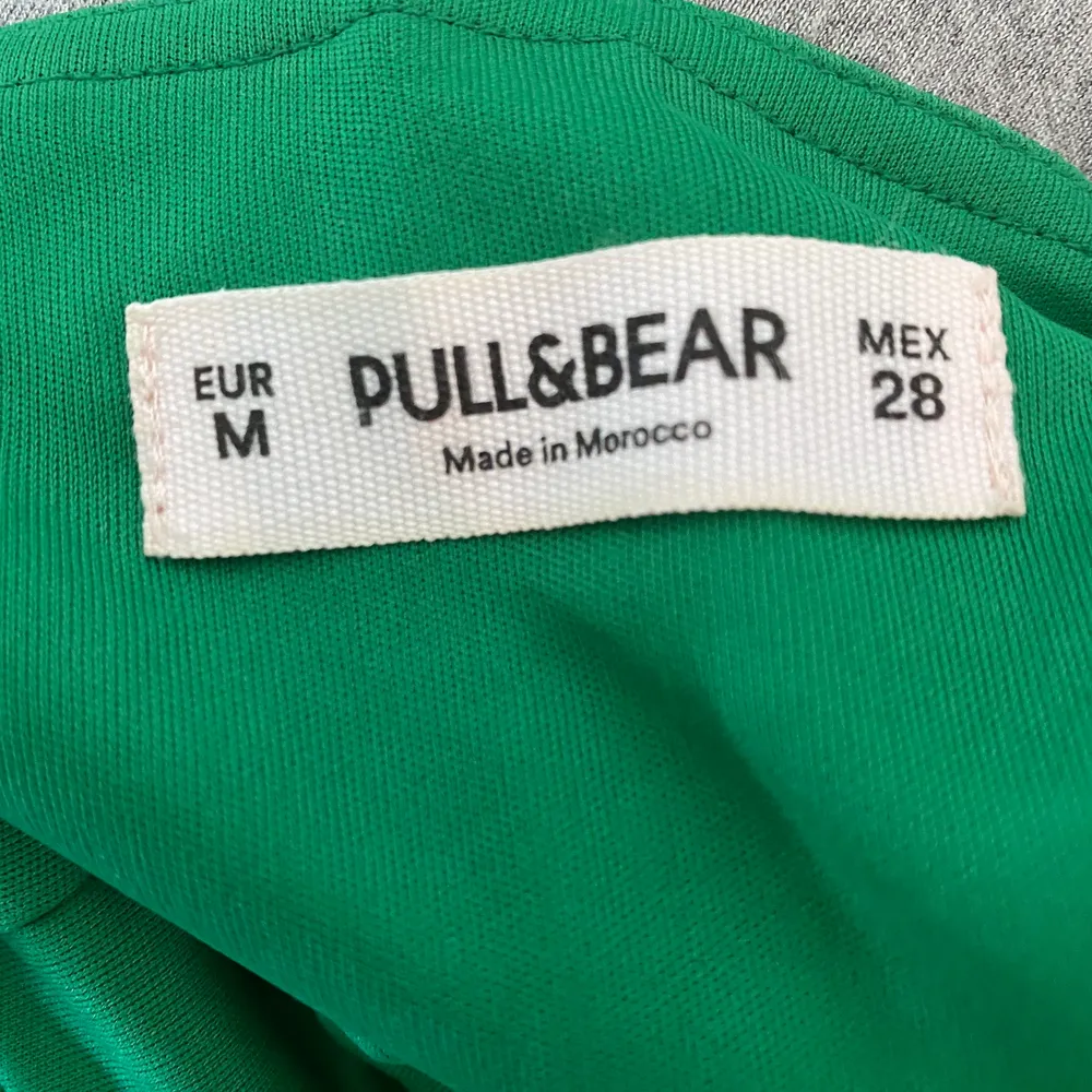 Jättefint och sött overall från Pull&Bear. Har köpt ett år sen och kunde knappt använda. Storleken M 🌸. Övrigt.