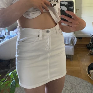 Vit jeanskjol ralph lauren - Passar M och möjligtvis L. Köpt på secondhand, använd ett fåtal ggr och det bästa - fickor både fram och bak!! 🎉🎉