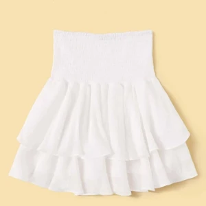 Vit volang kjol - Super fin vit volang kjol i xs som tyvär inte kommit till användning. 