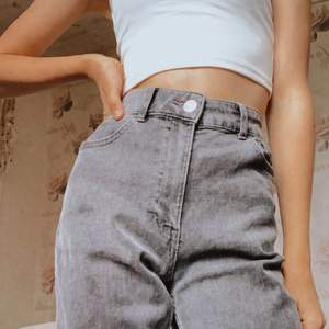 Grå vida jeans från Lindex i modellen ”Nea”. Köpt för ett halv år sen kanske, Rikigt bra skick. Original pris 400kr. Buda med minst 10 kr eller köp direkt för 225kr