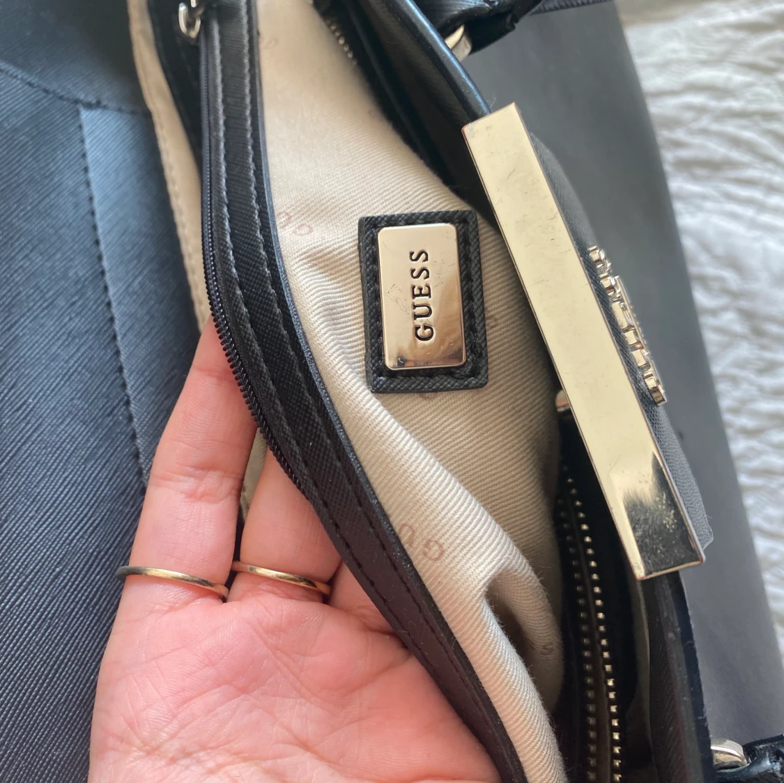 Väska från Guess - 91