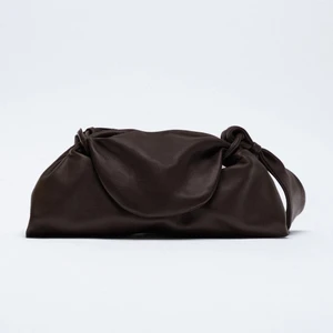 Brun Axelväska från Zara - Superfin brun axelväska från Zara, som i nytt skick. Kommer tyvärr inte till användning då jag har andra och behöver en ny ägare. Skicka iväg ett meddelande vid frågor! 💖