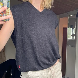 Tunn ullväst - Superfin tunn väst i ull💖 det står storlek L men skulle mer säga en M! 