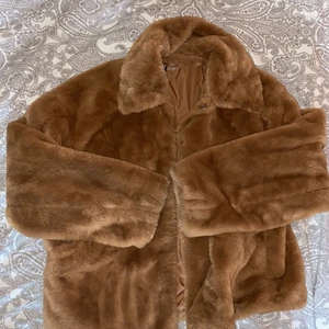 Fejk pälsjacka  - Ny skick, fluffig, fejk päls, Teddy jacka , storlek L men passar S och M även. 