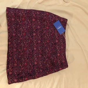 Mönstrad kjol - Möts upp på Södermalm eller fraktar men då står köparen för frakten!