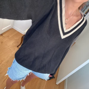 Oversized stickad  - Superskön och fin stickad tröja från Mango. Oversized modell i storlek S men passar XS-M beroende på hur man vill att den ska sitta. Köp!!❤️