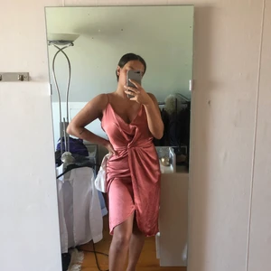 Satin klänning stl 40 - Fin rostfärgad klänning