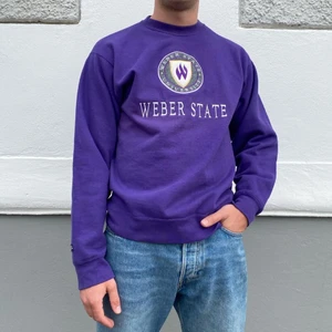 University Sweatshirt - En university tröja i storlek M som är i nästan helt orörd med broderat stort tryck på brösten💜💜 Modellen är 183 cm! Skriv om du undrar något⚡️
