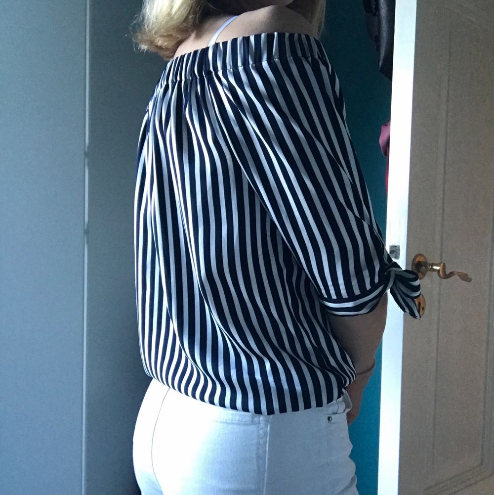 Jättefin somrig blå-vitrandig blus med resår över brösten som är avskuren innan axlarna. Blusen är luftig men faller ändå väldigt fint på kroppen, från H&M🌸 Den är i storlek 36, motsvarande S, och har aldrig använts. Passar väldigt bra nu på sommaren till exempelvis vita byxor eller vanliga jeans! På ärmarna är det två extra remsor med tyg så man kan knyta rosetter - väldigt fint!. Blusar.