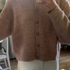 & Other Stories Kofta - Världens gulligaste och finaste kofta från & Other Stories💘 Superfin ljusrosa färg , helt perfekt för sommarkvällar🌼 Helt i nyskick och i storlek M men passar Xs-M beroende på hur man vill att den ska sitta! 