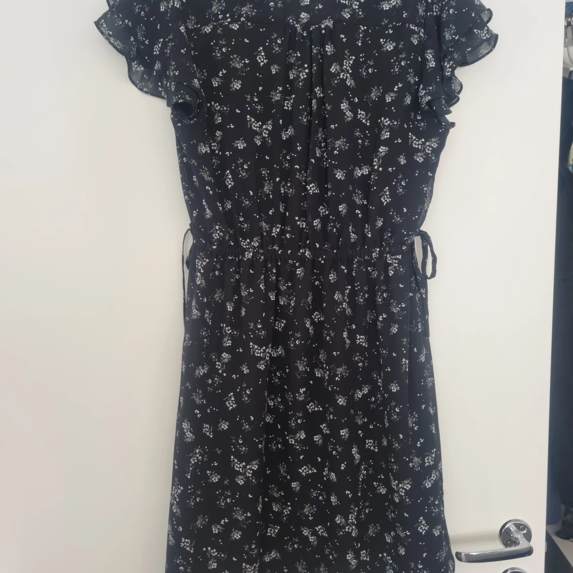 Oanvänd Svart blommig klänning HM