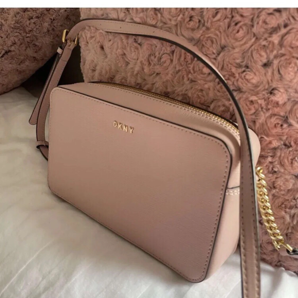 DKNY SOMMARVÄSKA I NYSKICK - 90
