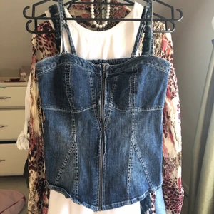 Jeans topp - Såå fin jeans-topp i storlek 36 med en dragkedja i mitten💞