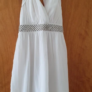 klänning  - Fin klänning i storlek 12. Passar xs-s. tyvärr en liten fläck baktill på kjolen. Möjligt att den går bort i tvätten. 