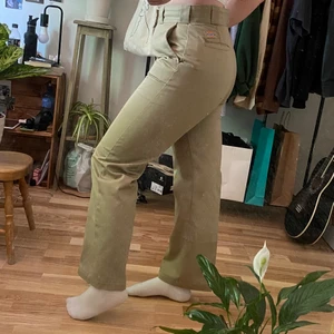 Dickies byxor - Superfina chinos från Dickies som tyvärr aldrig kommit till användning😫 Köpta från ASOS 🌸 Ganska tajta på mig som normalt har 28/30, M, eller 38🌿 Frakt ingår i priset🌼