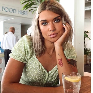 topp ifrån princess polly - Säljer min jättefina topp från princess polly med lapparna på då den tyvärr är för liten för mig:( toppen har en grön sommrig färg och fina vita blommor på🌸🌸 frakt tillkommer med 66kr, vid fler intresserade vinner högsta bud☀️