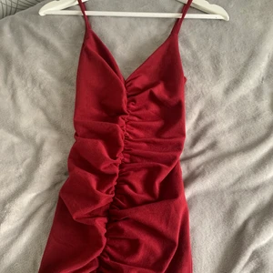 Oanvänd vinröd klänning i storlek xs - Helt ny vin röd klänning, i storlek xs