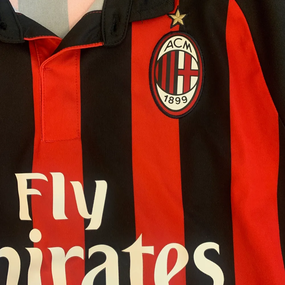 Fantröja från AC Milan by Puma. 100% äkta, köpt i Italien. . T-shirts.
