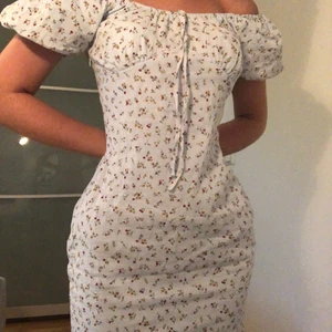 Klänning - Riiiiktigt fin ljusblå klänning med blommigt mönster, den är i storlek xs/s från Shein 