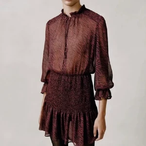 Djurmönstrad zaraklänning - Säljer nu denna superfina klänning från zara!!💖💖 använd ca 2 ggr. Köp direkt för 600kr❤️❤️