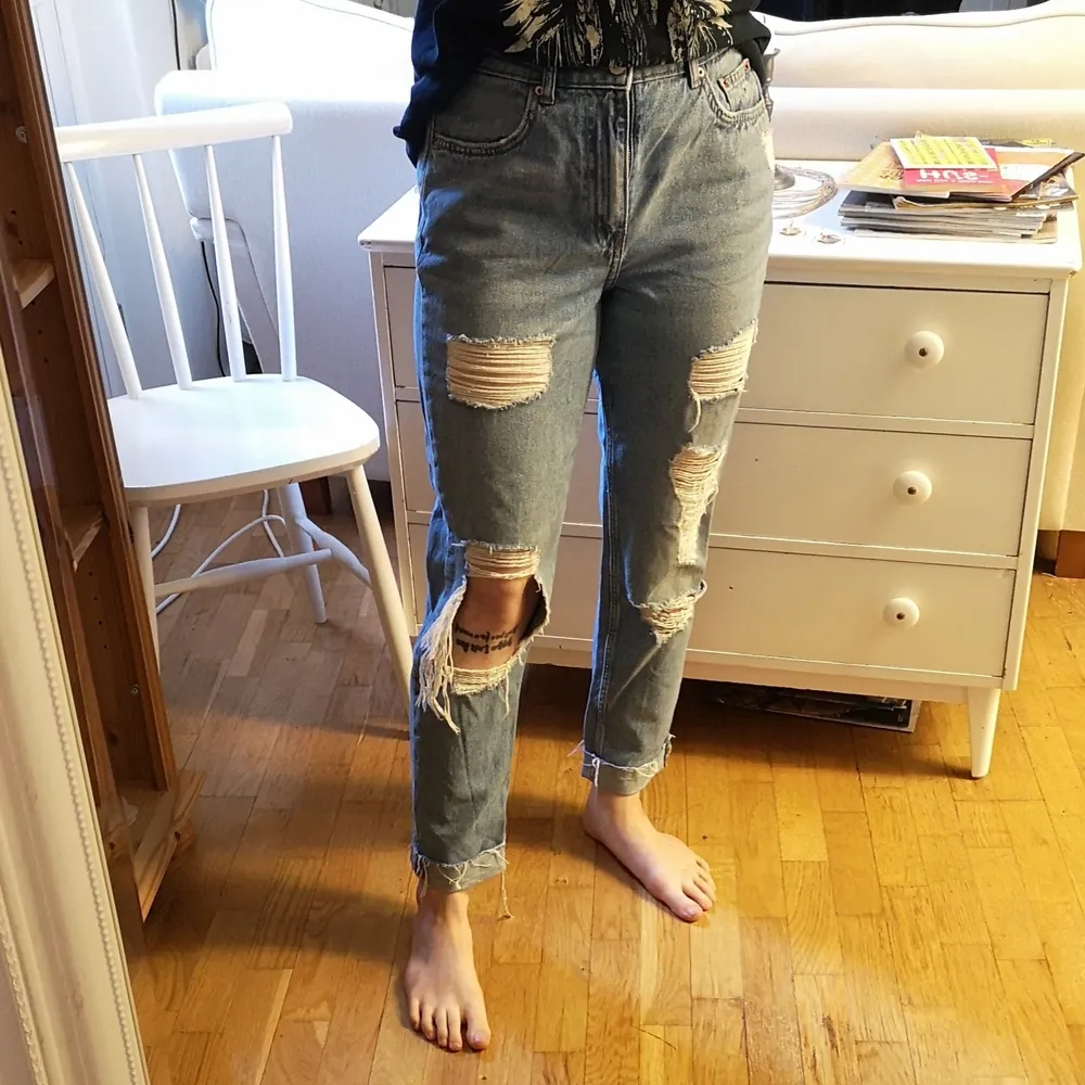 Distressed jeans, fickor fram och bak, se färgen på sista bilden. Ca 72cm i midjan. . Jeans & Byxor.