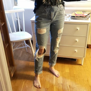 H&M jeans strl 38 - Distressed jeans, fickor fram och bak, se färgen på sista bilden. Ca 72cm i midjan. 