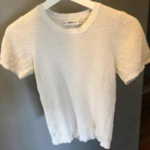 Topp från Zara i strl M - Säljer en snygg tröja från Zara som är köpt här på Plick. Den är stretchig så passar de flesta storlekarna. Skriv för fler bilder!