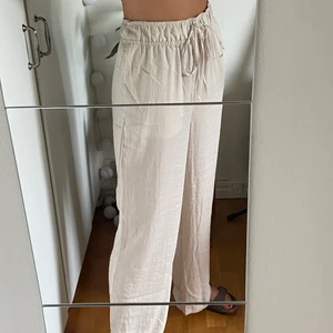 Beigea byxor - Ett par svala byxor i silkigt material. Budgivning i kommentarerna, avslutas 13/6 20.00