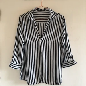 Svartvit blus storlek S - Svart-vit-randig blus från Bershka storlek S i viskos. Fint skick.