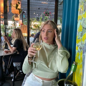 Blus med öppen rygg - En jättesöt blus ifrån Ginatricot med öppen rygg i glansigt silkes material i en jättesöt ljus pastell grön färg