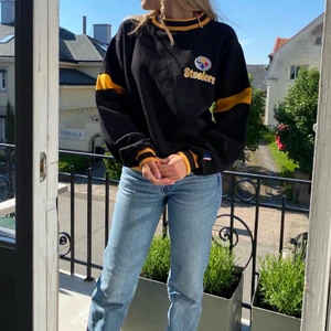 NFL Steelers Sweatshirt - En söt sweatshirt med lite loosefit, modellen är 163 cm💫 Om du har frågor är det bara att skriva💛