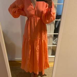 Jag säljer denna helt oanvända slutsålda klänningen från HM. Säljer den pga att den var för stor för mig. Den ser lite mer orange ut än vad den är, den är mer rosa än vad bilderna visar. Vid fler frågor är det bara att höra av sig.🥰 Högsta bud gäller