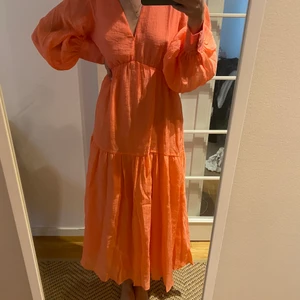 Perfekt sommar klänning - Jag säljer denna helt oanvända slutsålda klänningen från HM. Säljer den pga att den var för stor för mig. Den ser lite mer orange ut än vad den är, den är mer rosa än vad bilderna visar. Vid fler frågor är det bara att höra av sig.🥰 Högsta bud gäller