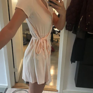 Sommarklänning - Ljusrosa omlottklänning, lätt och nästan helt oanvänd.