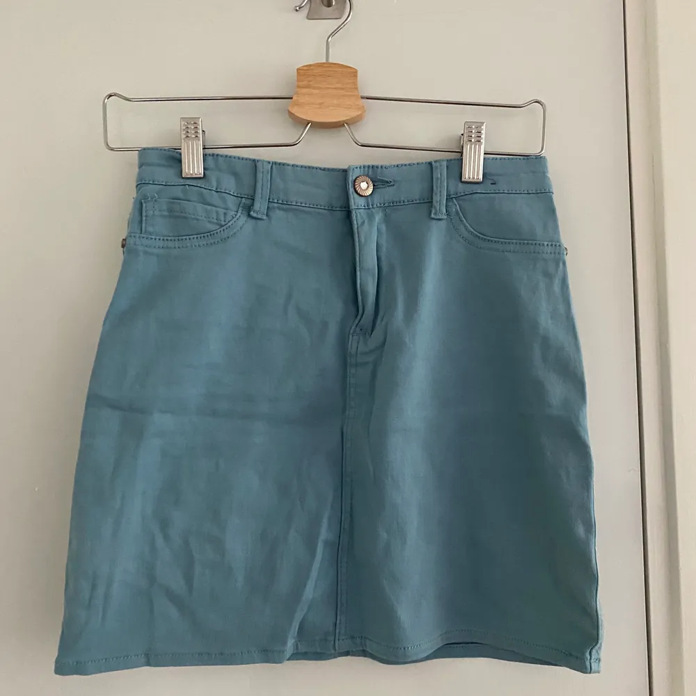 Mini skirt, blue in color and not used often 🤍. It is a jegging skirt so it is a rather stretchy material. Kjolar.