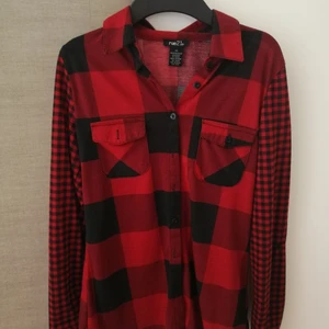 Skjorta inköpt I USA, stl xs  - Jätte snygg och skön skjorta, väldigt mjuk i tyget jämfört med vad flanell skjortor brukar vara. Inköpt i USA på rue 21. Kommer tyvärr inte till användning längre. 