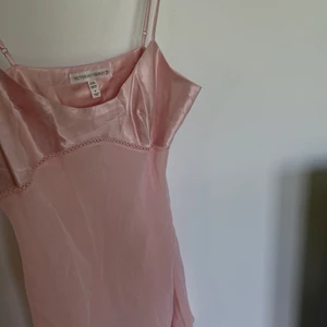 Klänning - Jättesöt sommar klänning från Victoria secret , lappen kvar, (ej andvänd) köparen står för frakten❤️St M men passar mer som en S