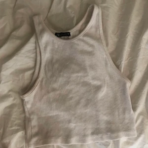 Ribbat linne - Vitt linne från zara i strl s, men passar även xs! Frakt 24kr☺️⚡️