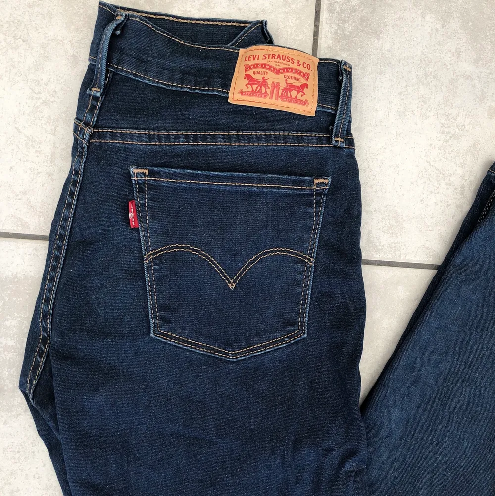 Jeans från Levi’s i modellen 710 superskinny. ✨✨  Kan gå ner i pris vid snabb affär!! . Jeans & Byxor.
