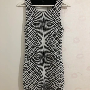 Fin klänning  - Den här klänningen är från USA. Jag fick den i present men den har aldrig kommit till användning. Den är i storlek S. Andra bilden är hur klänningen ser ut i bak. Tredje bilden är på hur de ser ut under klänningen, det finns en annat lager av tyg som är skön så klänningen inta ska stickas. Pris kan diskuteras