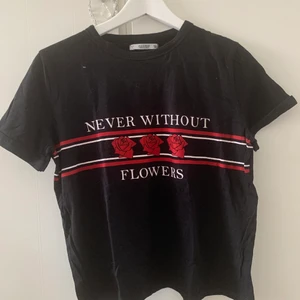 T-shirt Med tryck - T-shirt med tryck i fint skick från pull&bear