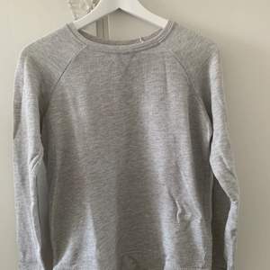 Fin grå sweatshirt använd fåtal gånger